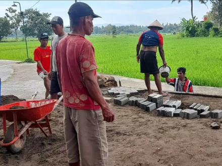 Kembali Adakan Gotong-Royong, Warga Padukuhan Ngaran Mulai Pasang Paving di Area Candi Bayangan