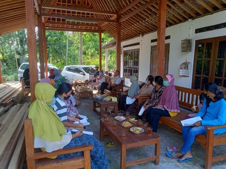 Bersama LBH Senopati, Satgas PPA Kalurahan Gilangharjo Adakan Penyuluhan di Padukuhan Banjarwaru