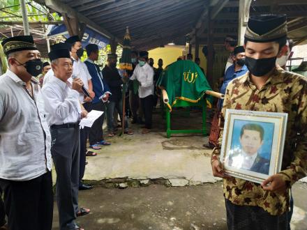 Turut Berbelasungkawa, Lurah dan Pamong Kalurahan Gilangharjo Ikuti Pemakaman Anggota Bamuskal