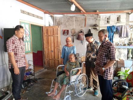 Bersama Anggota DPRD, Pemerintah Kalurahan Gilangharjo Serahkan Bantuan Kursi Roda Dari Dinas Sosial