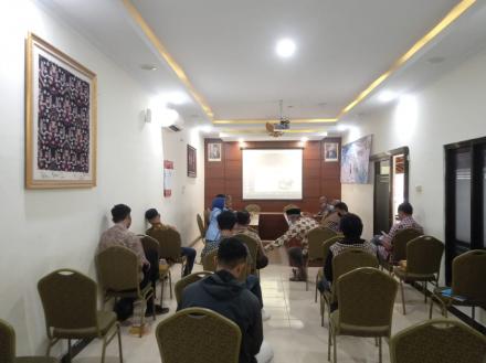 Di Gilangharjo, IST AKPRIND Yogyakarta Sosialisasikan Teknologi Tepat Guna Bagi Pengusaha Pande Besi