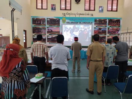 Secara Daring, Lurah dan Pamong Kalurahan Gilangharjo Ikuti Pelantikan Gubernur dan Wakil Gubernur