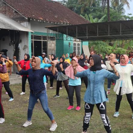 Senam Massal PKK Dusun Krekah dalam Rangka Hari Ibu