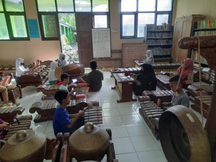 Menanamkan Nilai Seni dan Budaya Sejak Dini, Siswa Siswi SD Bongsren Tekun Belajar Karawitan