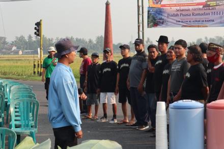 Kerja Bakti Songsong Ramadhan Oleh Warga RT 04 Jodog dan Dinas Lingkungan Hidup Bantul