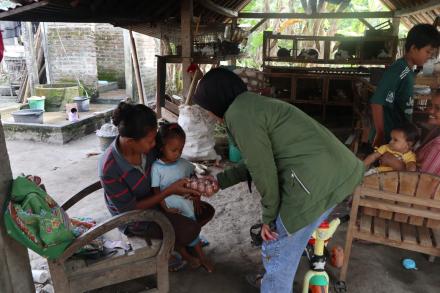 Pembagian Telur Untuk Anak Stunting Gilangharjo