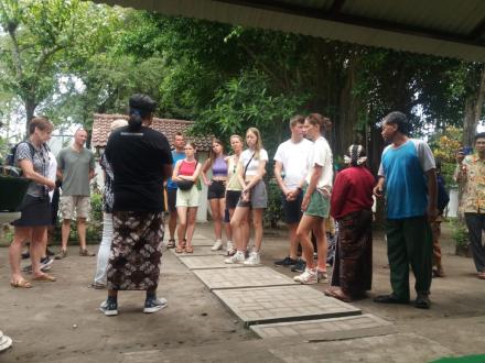 Kunjungan Wisatawan Luar Negri ke Petilasan Selo Gilang