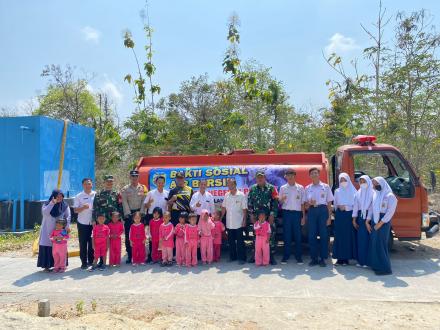 Penyaluran Bantuan Air Bersih Di Padukuhan Depok Oleh Osis SMP N 1 Pandak
